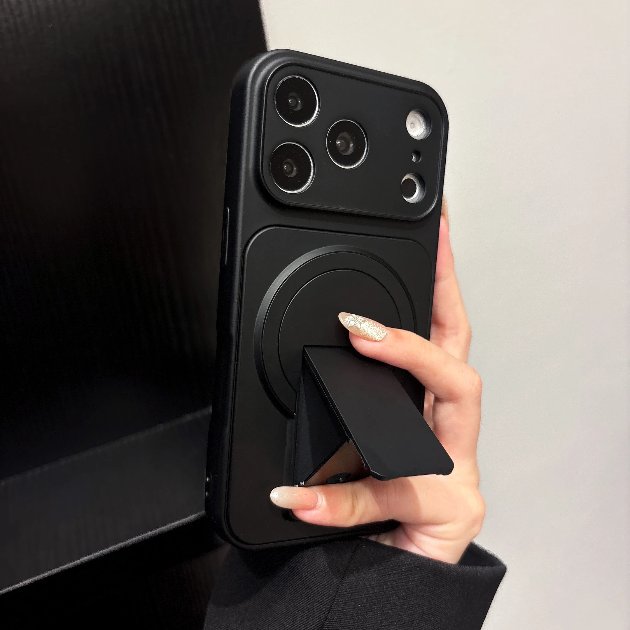 Capa Protetora De Silicone Macio Com Suporte Flip, Resistente A Impactos E Carregamento Magnético (iphone 14 Pro Max).