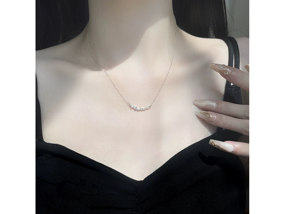 Colar em Prata de Lei S925 , com Design de Sorriso e Pingente Elegante Cravejado com Zircônias e Diamantes. MDUG (ouro Branco)