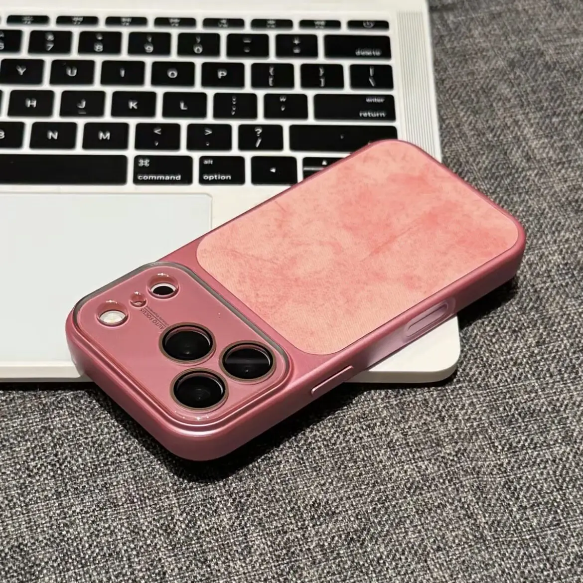 Capa Para Celular (iphone 17 Pro Max) Em Tecido Jeans Com Proteção Para A Câmera E Estrutura Resistente A Impactos.