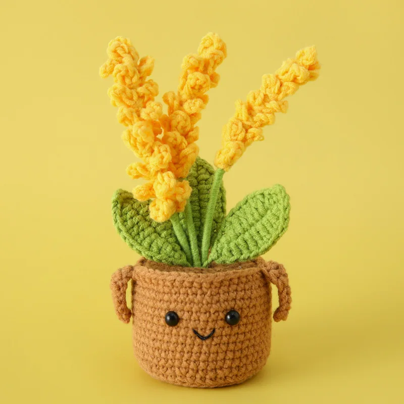 Decorações Criativas De Plantas Em Crochê, Com Flores De Crochê E Vasos De Plantas Tricotados.