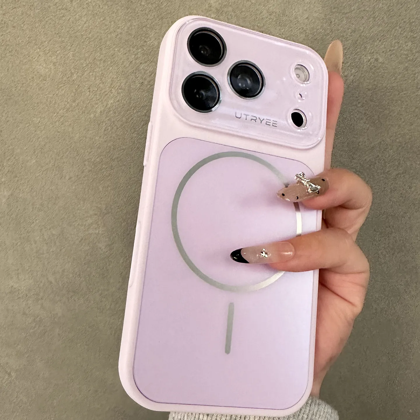 Capa Para Iphone 14 Pro Roxa Com Carregamento Magnético E Acabamento Fosco, Em Silicone Macio E Resistente A Impactos.