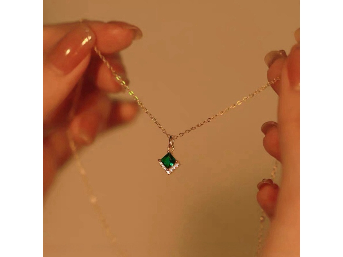 Colar em Prata de Lei 925 com Zircônias Quadradas em Tom Esmeralda: Estilo Vintage, Luxuoso, Requintado, Sofisticado e Versátil. MDUG