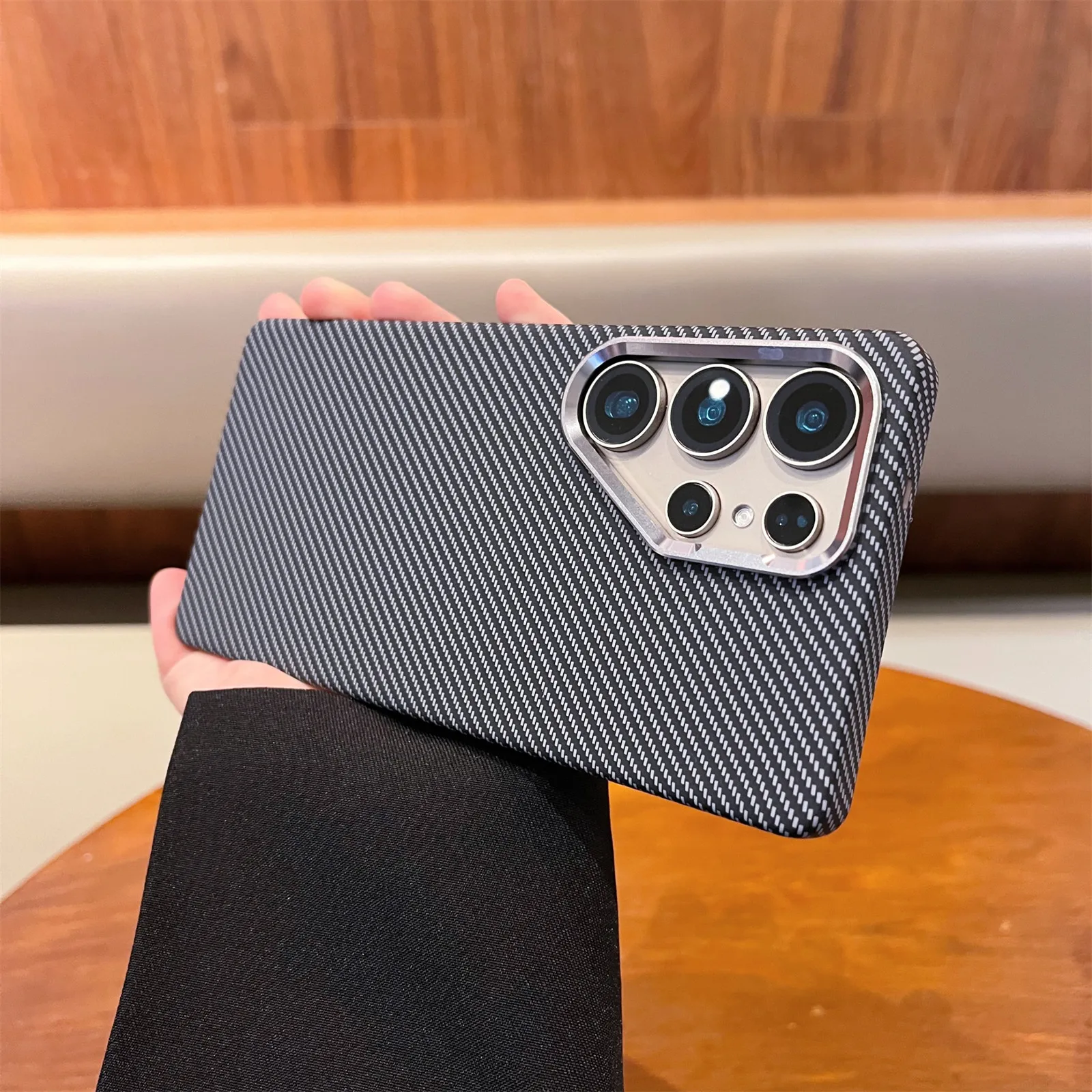 Capa Protetora Premium Em Fibra De Carbono Kevlar Com Carregamento Magnético Invisível (galaxy S23 Ultra), Ultrafina E Resistente A Impactos.