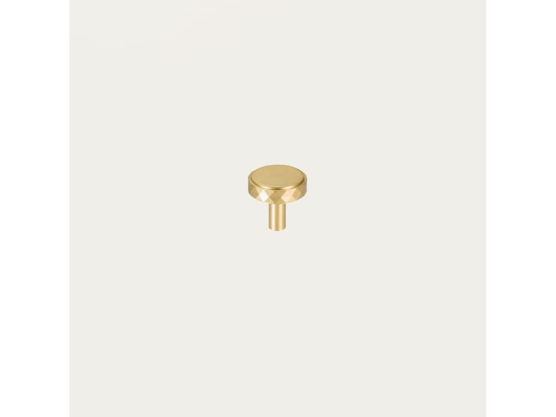 Puxadores De Latão Youther Para Móveis Em Armário Comprido Moderno Com Acabamento Martelado.