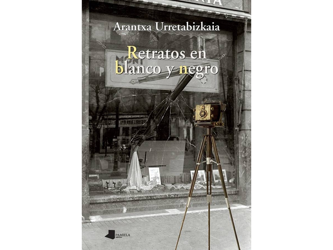 Livro Retratos En Blanco Y Negro de Arantxa Urretabizkaia (Espanhol)