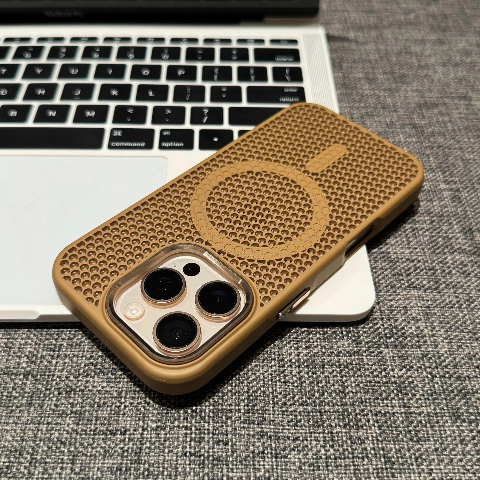 (iphone 14 Plus Marrón) Funda Magnética De Malla Perforada Con Carga Inalámbrica.