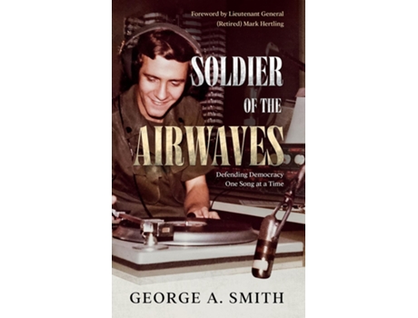 Livro Soldier of the Airwaves Defending Democracy One Song at a Time de George A Smith (Inglês)