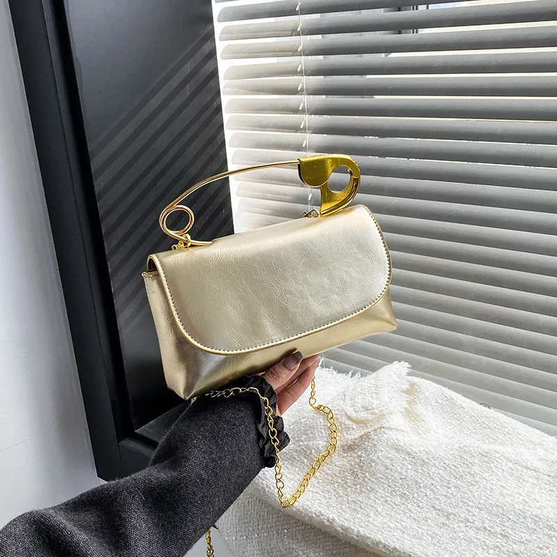 Bolsa Feminina Dourada Em Couro Pu, Modelo De Ombro Com Aba E Corrente.