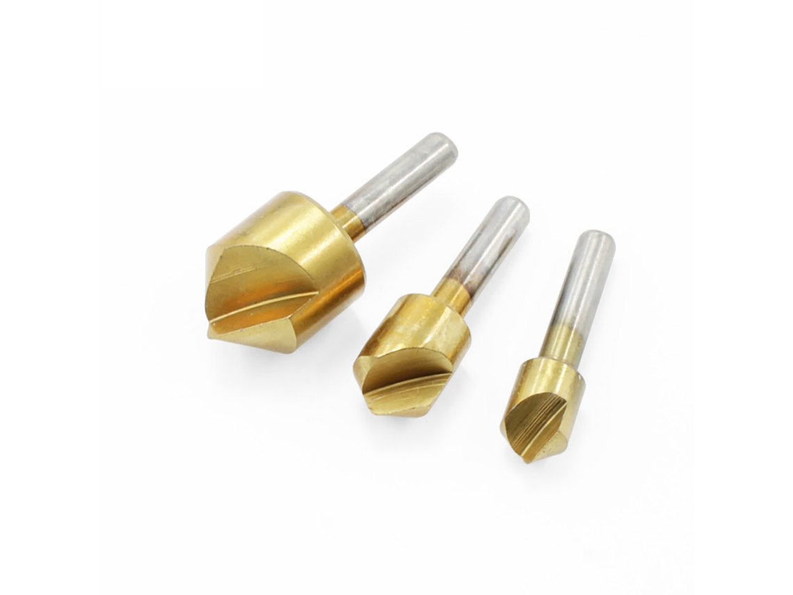 Conjunto de 3 brocas chanfradas de aço carbono revestidas de titânio com ângulo de 90 graus.