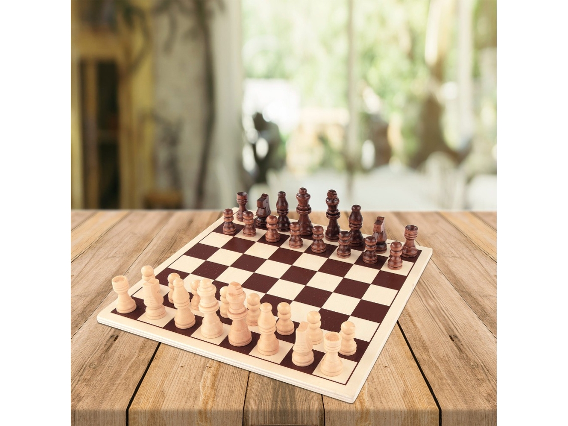 Início do jogo de damas de xadrez na placa de madeira