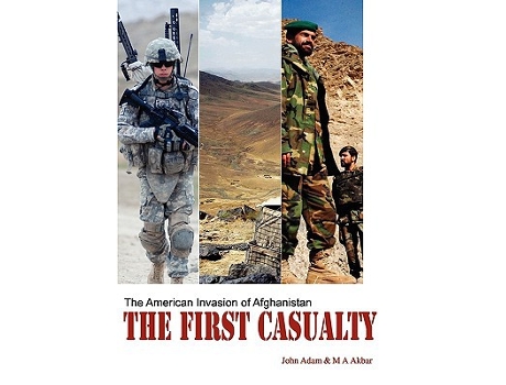 Livro The First Casualty The American Invasion of Afghanistan de John Adam Mohammed A Akbar (Inglês)