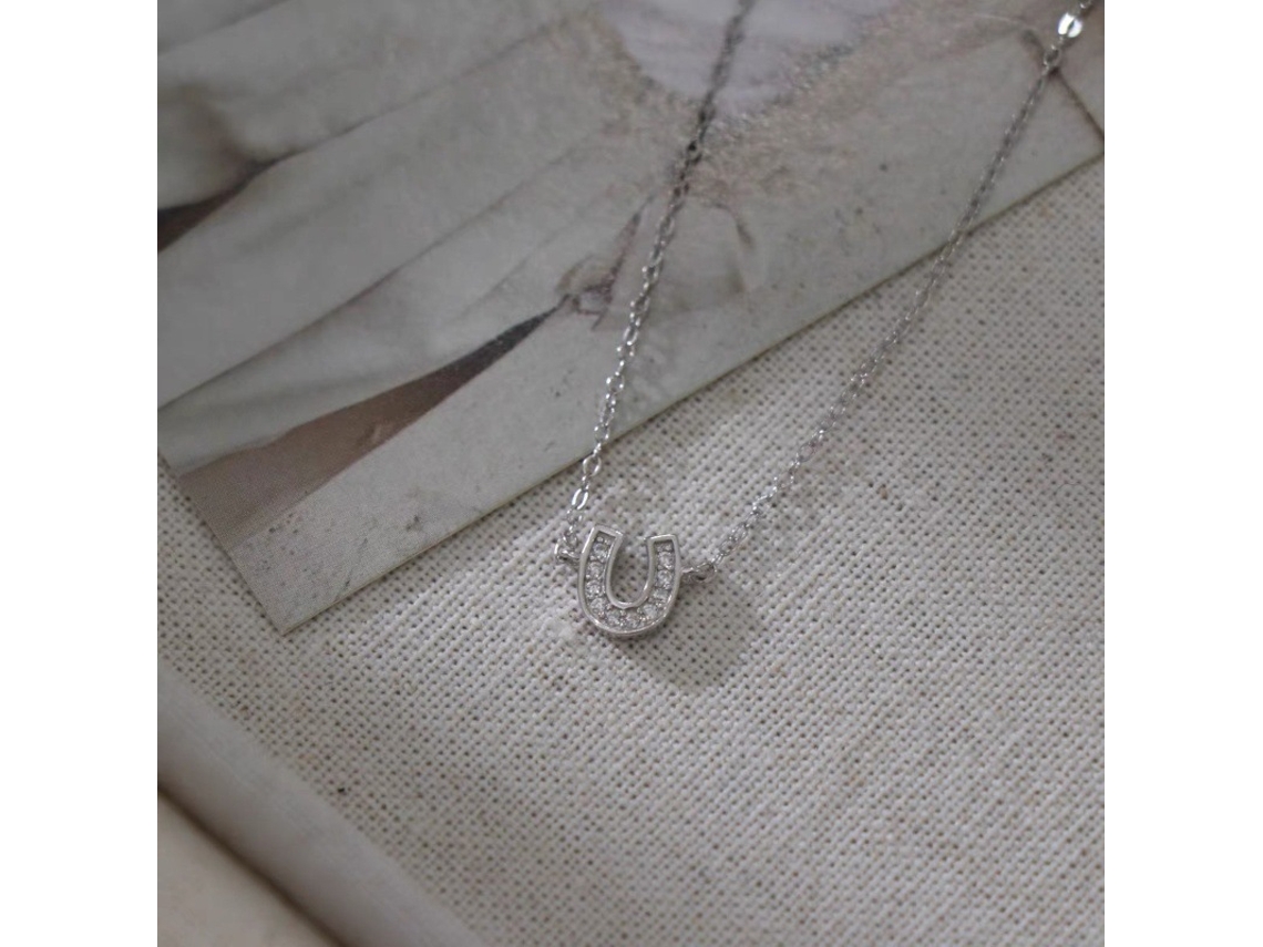 Colar em Prata de Lei S925 com Pingente Versátil em Formato de Ferradura em Miniatura. MDUG (ouro Branco)