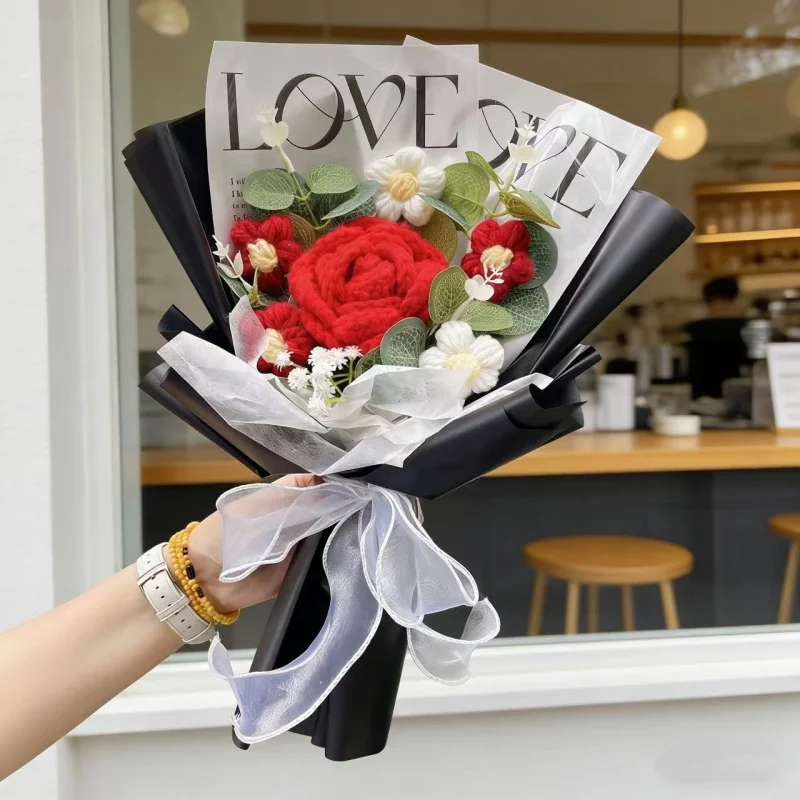 Buquês Artificiais De Rosas, Girassóis E Cravos Feitos À Mão Em Crochê Com Flores Preservadas.
