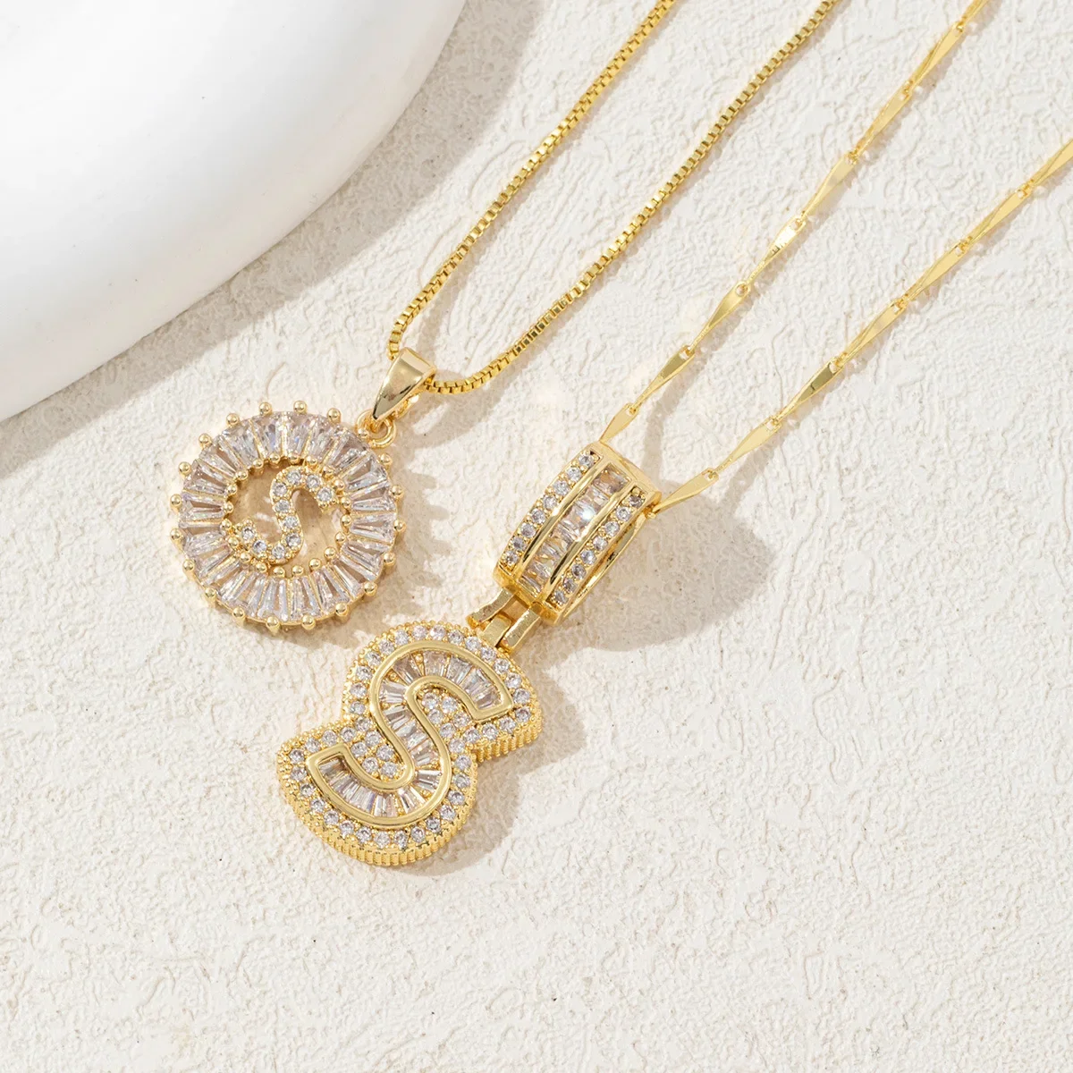 Colar Com Letra Q Dourada E Flor Cravejada De Zircônias, Em Latão, Ideal Para Presente De Aniversário De Casal.