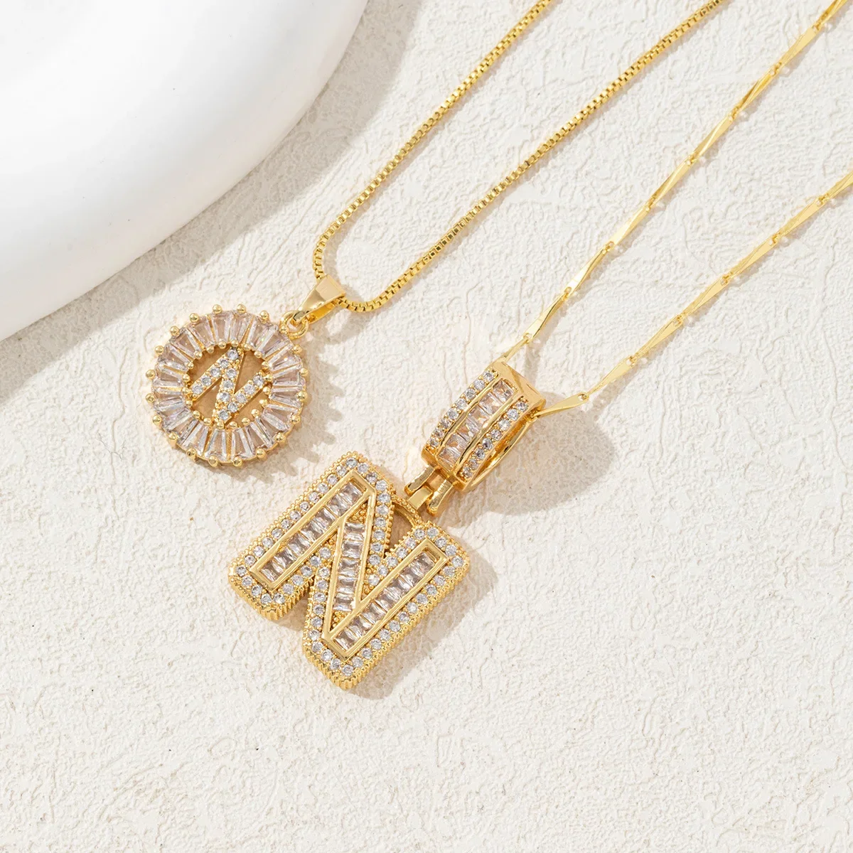 Colar Com Pingente De Letra E Flor Em Zircônia Cúbica (dourado), Em Latão, Ideal Para Presente De Aniversário De Casal.