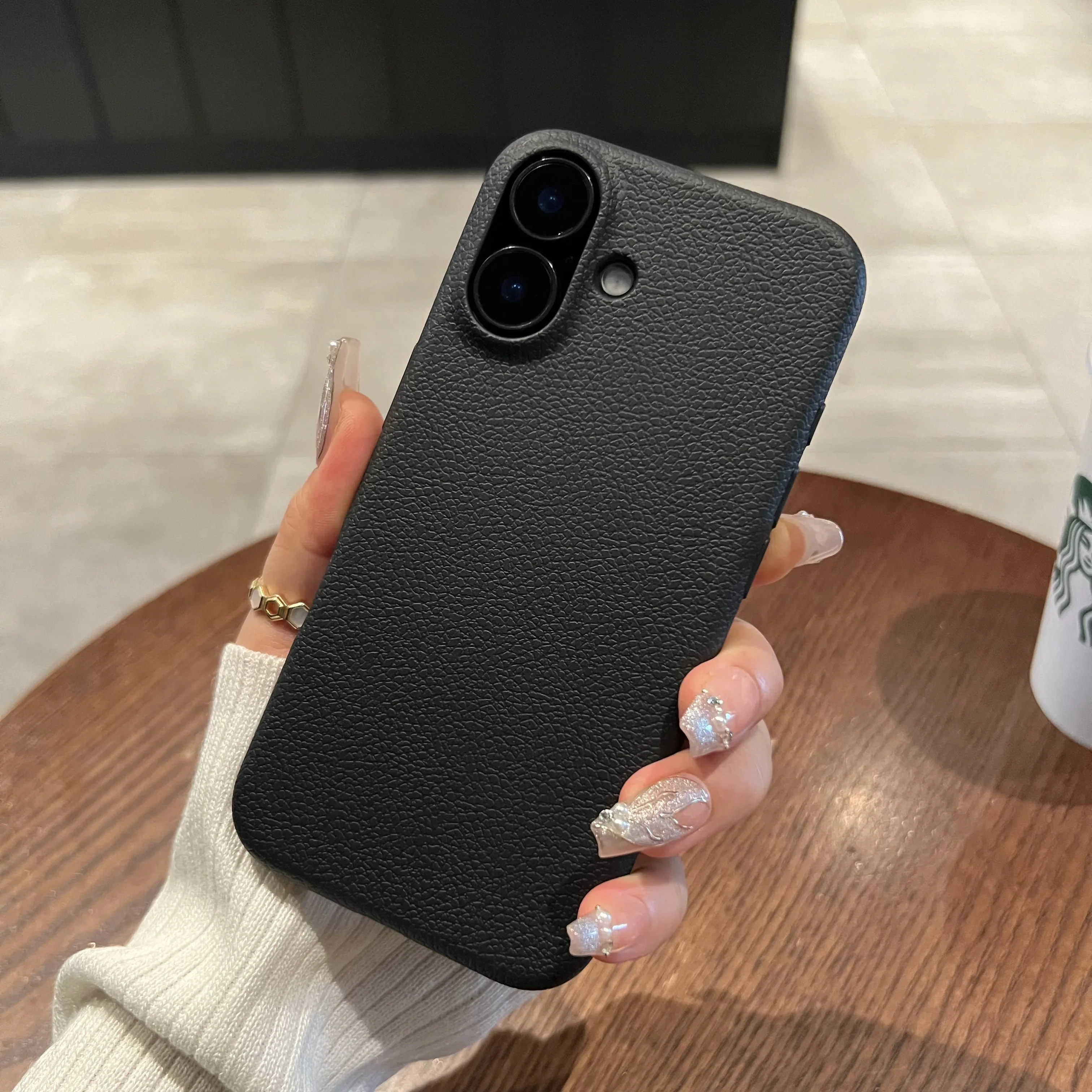 Capa De Celular De Silicone Macio À Prova De Choque Com Textura De Couro (preta Para Iphone 16 Pro), Simples.