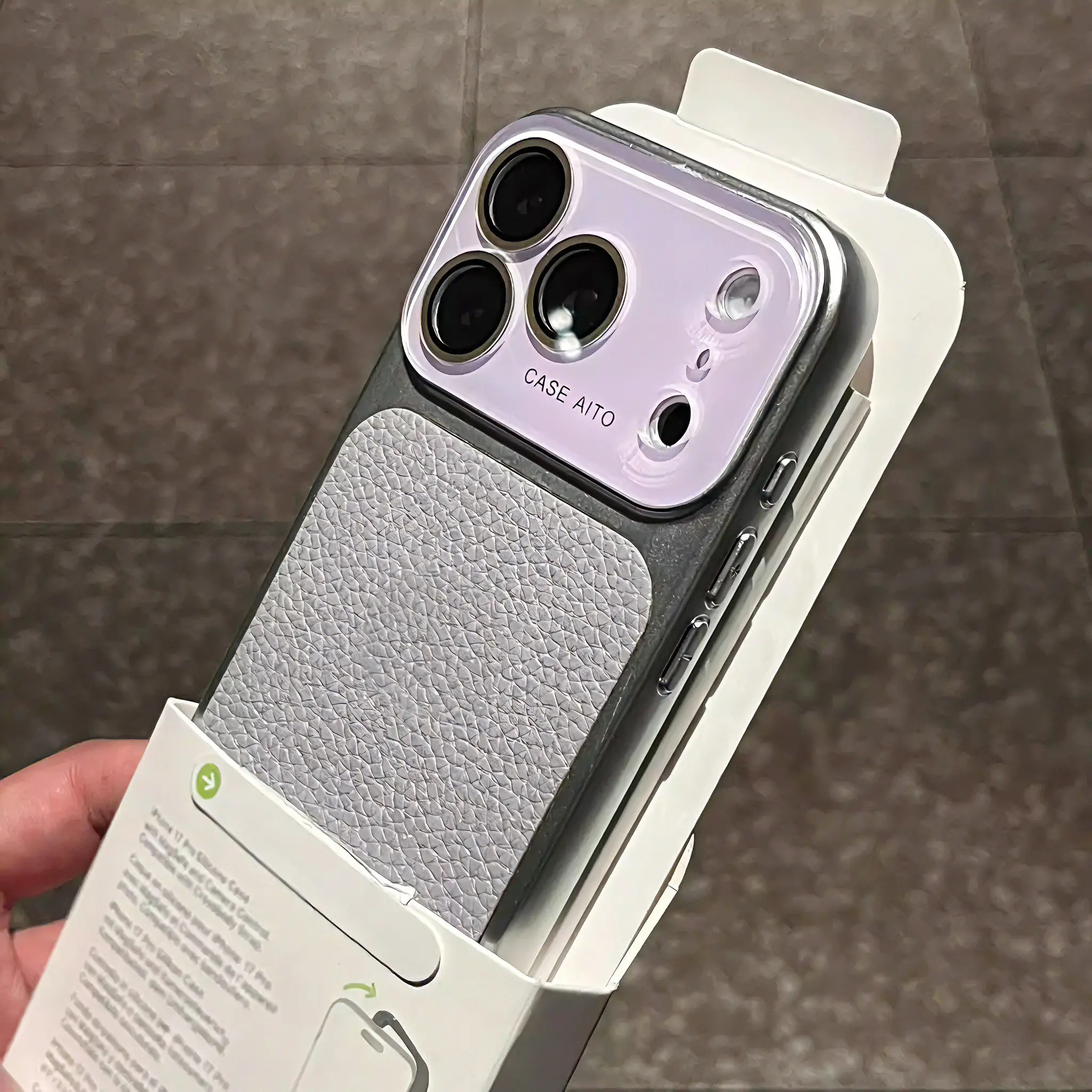 Capa Para Iphone 14 Roxa Com Textura De Couro E Protetor De Lente Grande.
