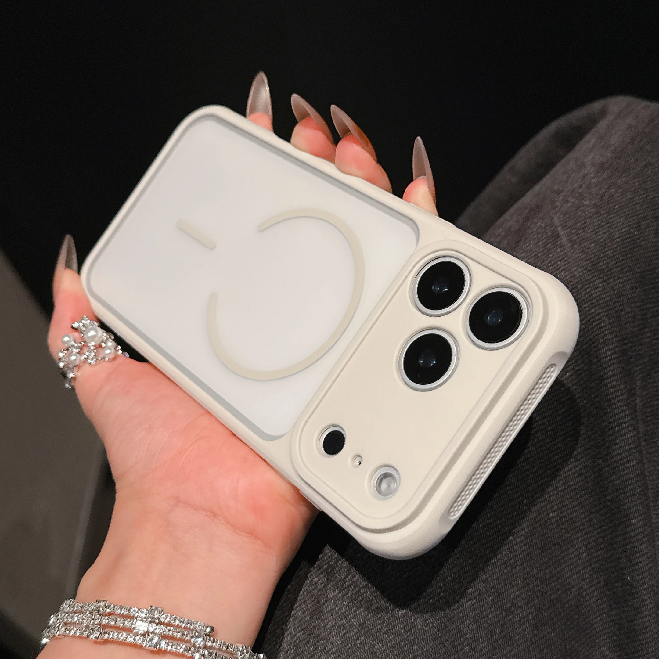 Capa Protetora Fosca Semitransparente (para Iphone 16 Pro Branco), Com Encaixe Magnético E Resistente A Impactos.