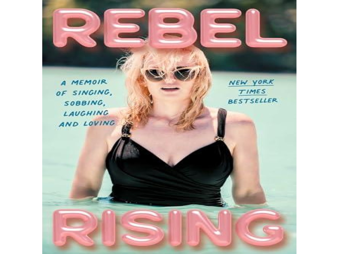 Livro Rebel Rising de Rebel Wilson (Inglês)
