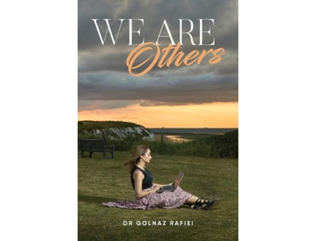 Livro We Are Others De Dr Golnaz Rafiei (inglês)