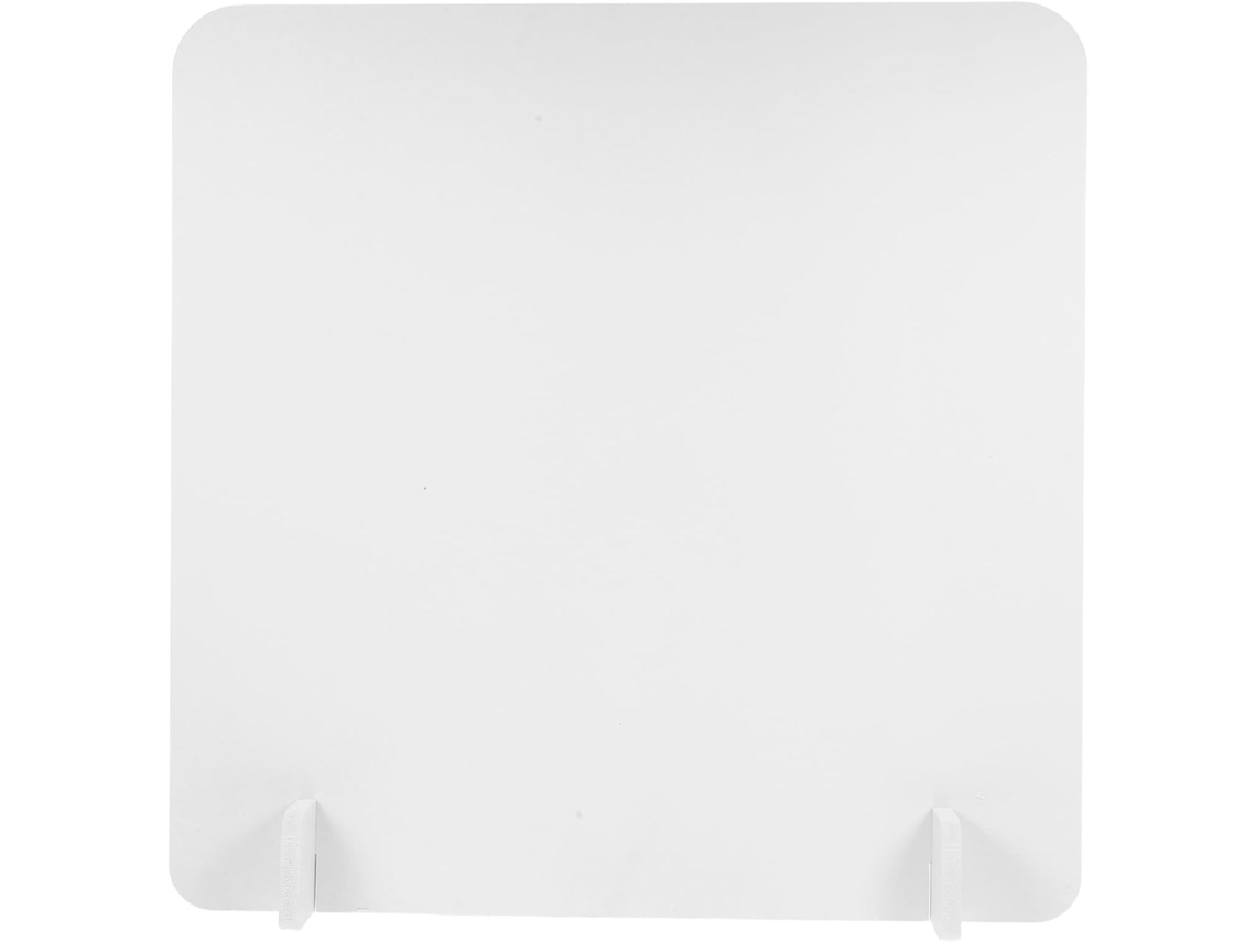 Painel de privacidade e mesa em PVC branco, com bordas arredondadas.
