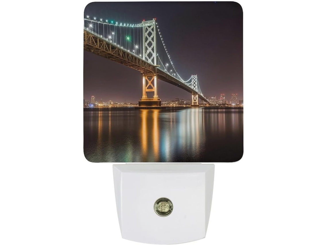 Luminária de parede com plugue, modelo Horizon Bridge, com sensor crepuscular, luz LED branca e baixo consumo de energia.