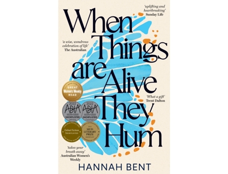 Livro When Things Are Alive They Hum De Hannah Bent (inglês)