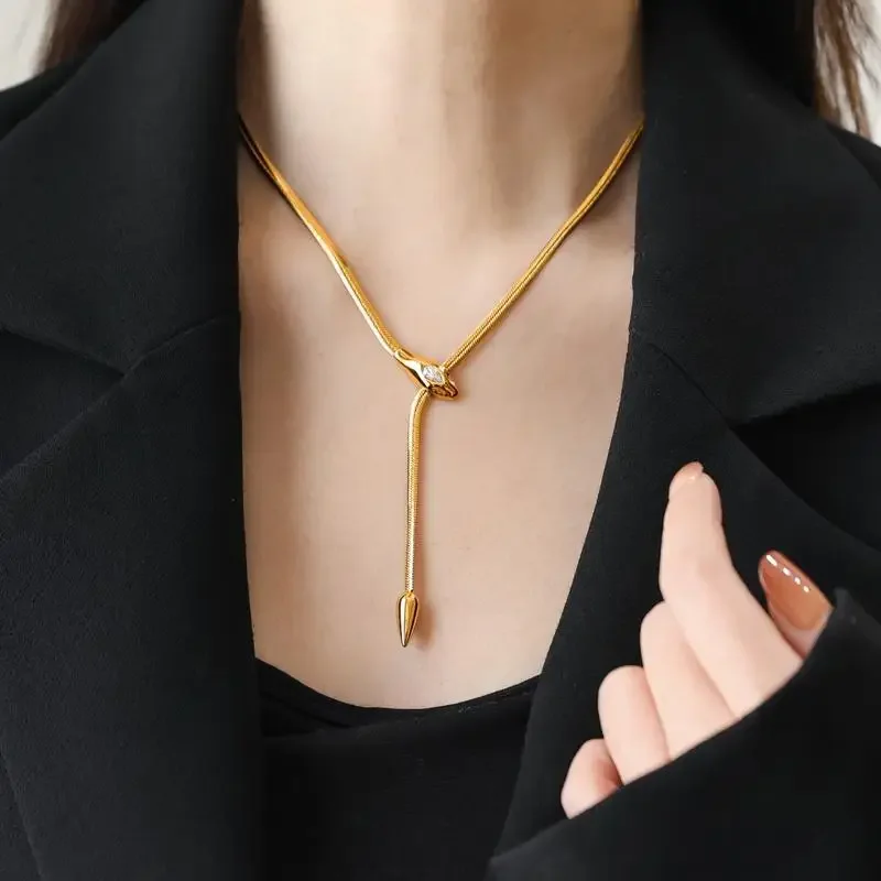 Colar Com Cabeça De Cobra Em Aço Inoxidável Dourado E Zircônias Brilhantes