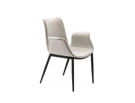 Poltrona com acabamento branco modelo SOWA da SCHULLER