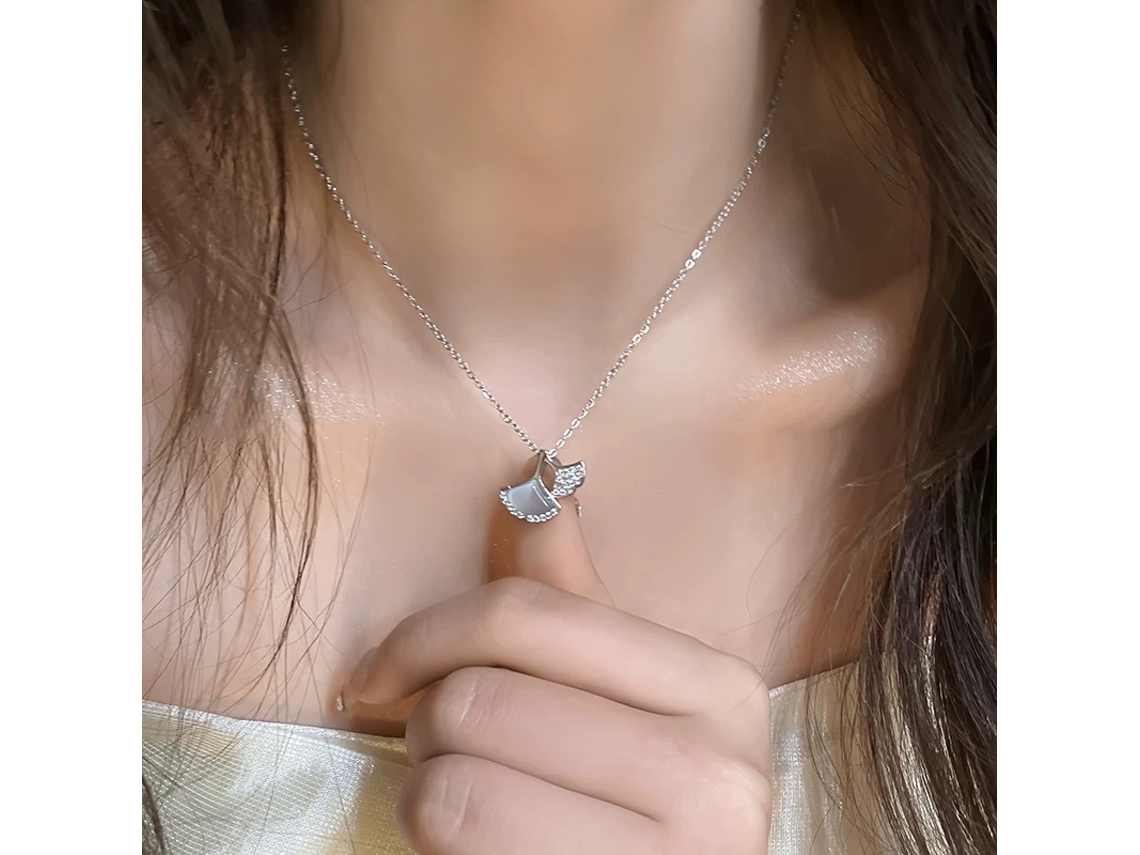 Colar em Prata de Lei 925 com Pingente de Folha de Ginkgo Design Sofisticado e Elegante. MDUG (ouro Branco)