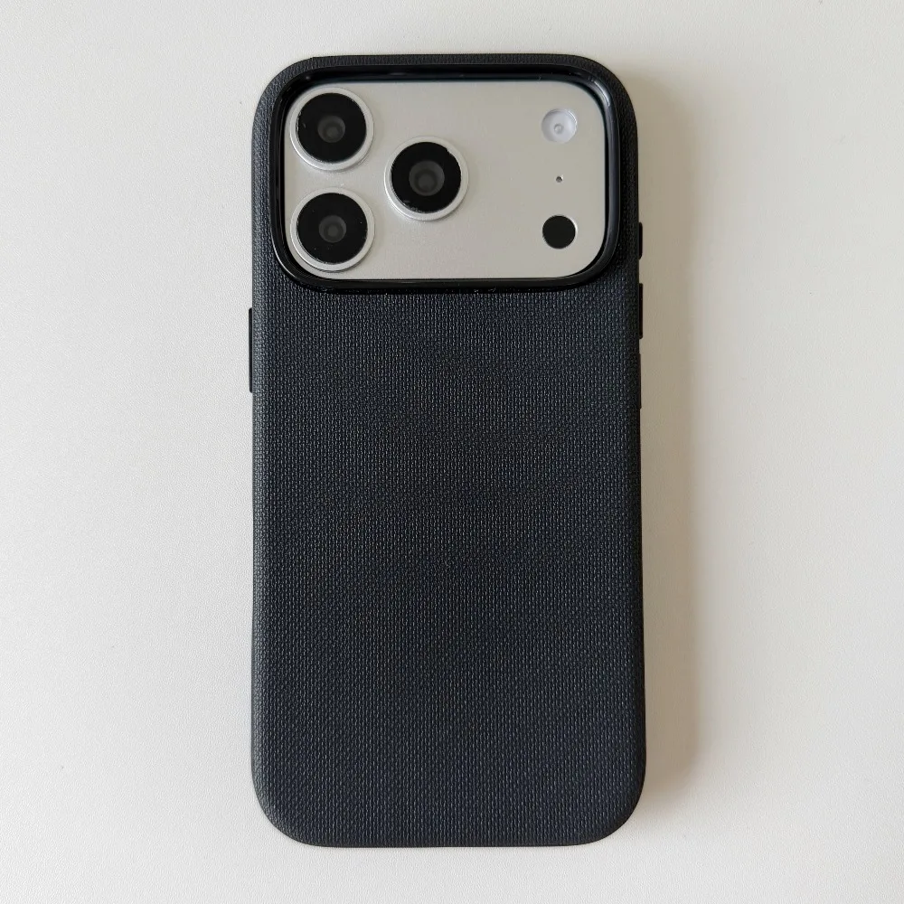 Capa Para Celular Com Moldura Macia E Textura Trançada (preta, Iphone 17), Durável E Resistente A Impactos.