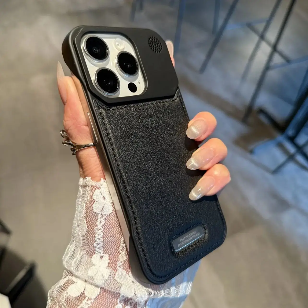 Capa Protetora Sem Moldura Em Couro Genuíno (preta Para Iphone 14), Com Função Magnética E Design Elegante E Sofisticado.