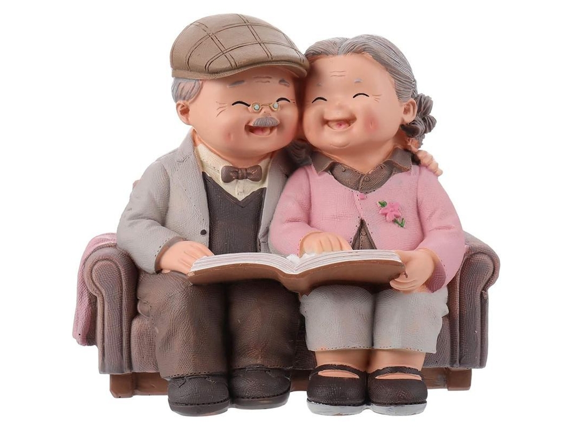 Estatueta de resina representando um casal de idosos, ideal para presente de aniversário de casamento, para avós ou para decoração de jardim.