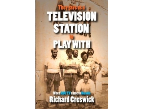 Livro They Gave Us a Television Station to Play With: When ABC TV Came to Darwin Richard Creswick (Inglês)
