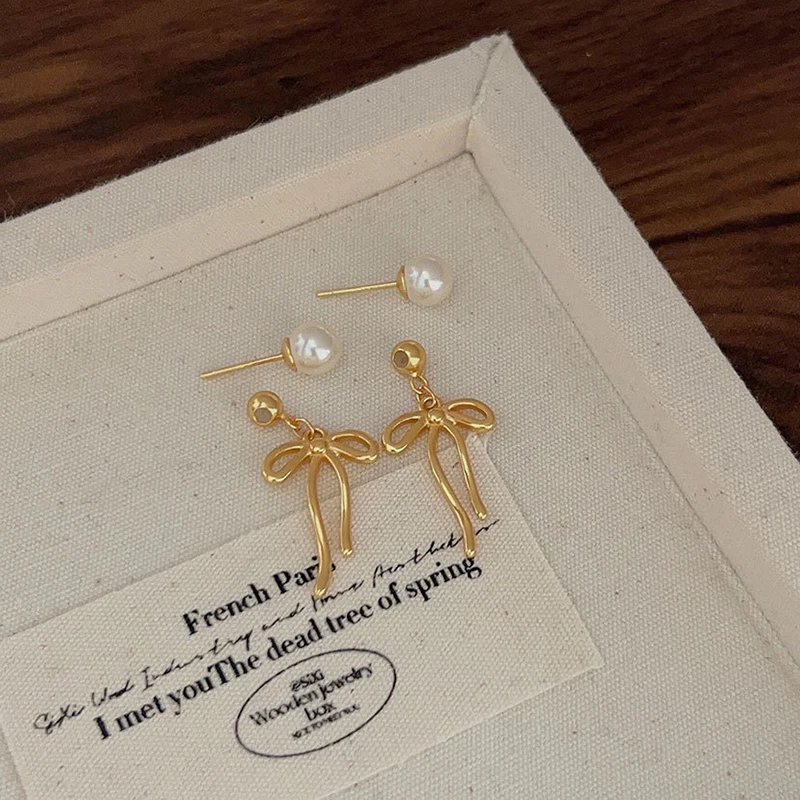 Brincos de Laço Delicados para Mulheres, Brincos de Pressão Banhados a Prata, Cravejados com Pérolas de Imitação. MDUG (dourado)