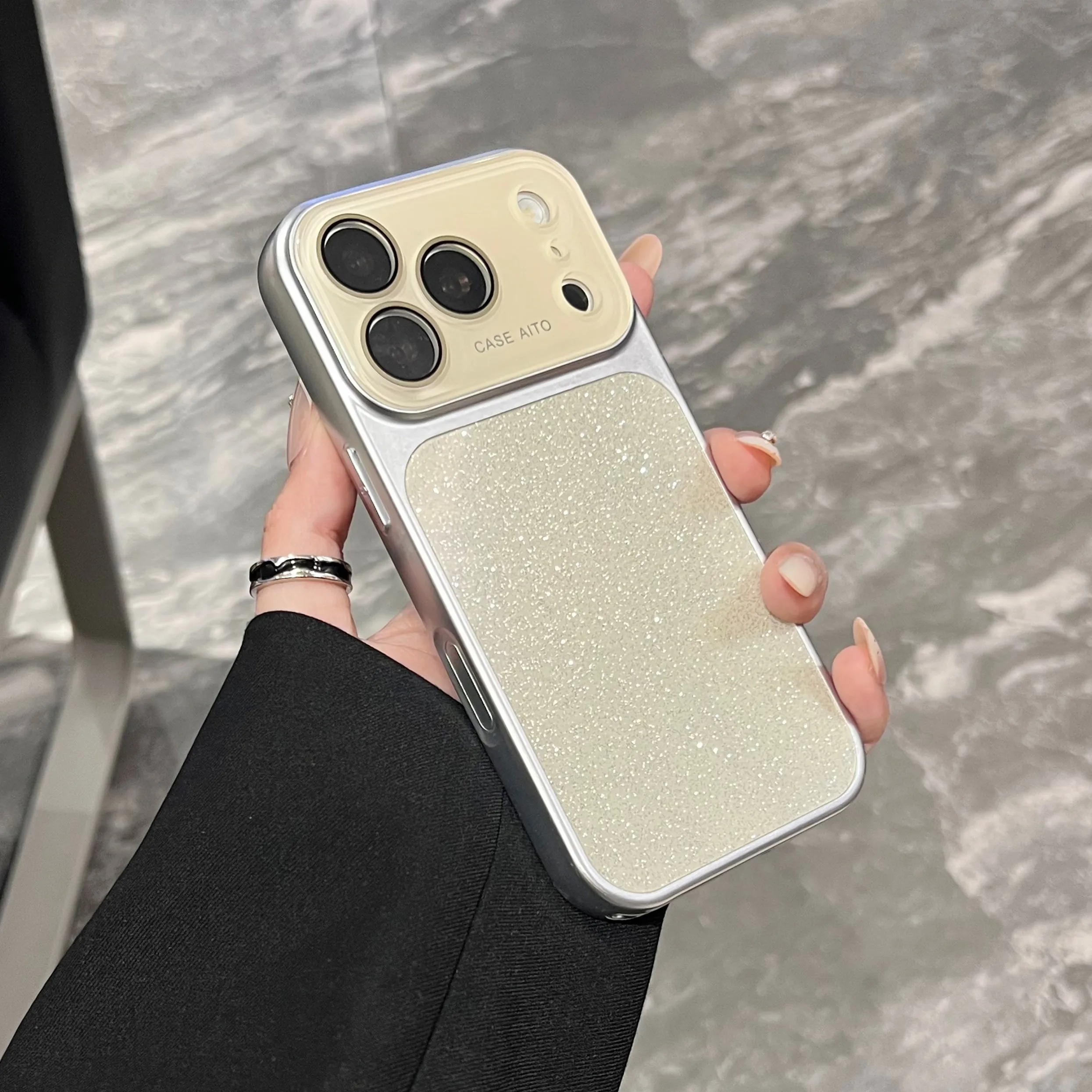 Capa Para Iphone 17 Branca Com Glitter Em Degradê E Material De Vidro Fosco Resistente A Impactos.