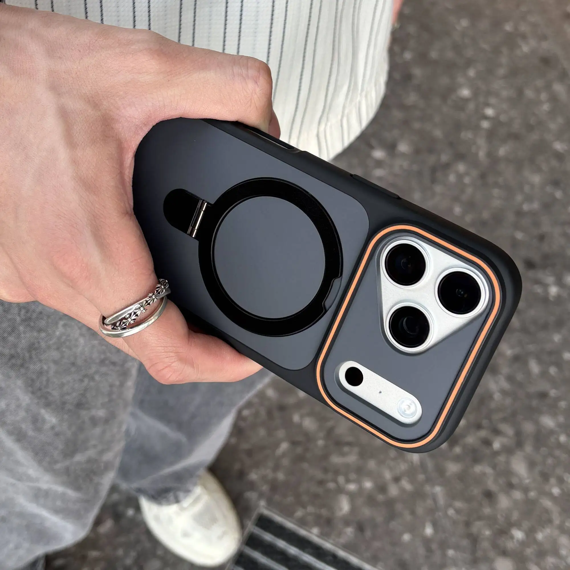 Capa Para Iphone 16 Preta, Fosca E Resistente A Impactos, Com Suporte E Função Magnética.