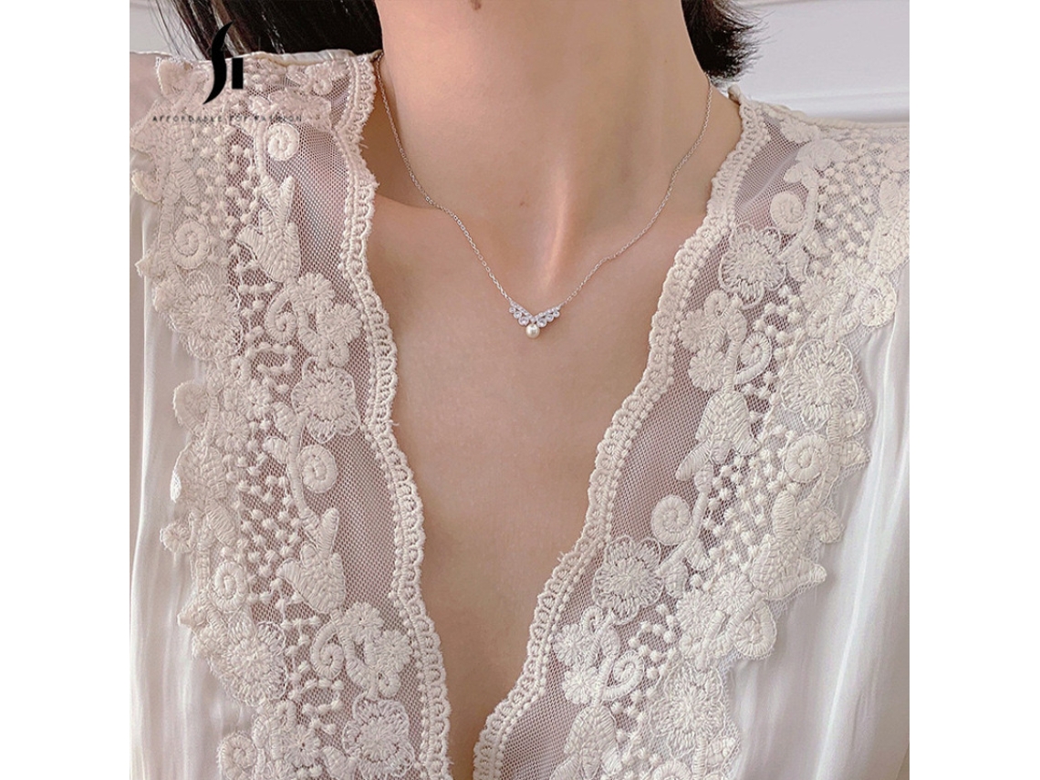 Colar de Pérolas em Prata S925 Desenhado com uma Cravação de Diamantes em Forma de V Minimalista, Sofisticada e Elegante. MDUG (ouro Branco)