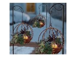 Cesta de Natal artificial suspensa com enfeites variados e luzes de LED.