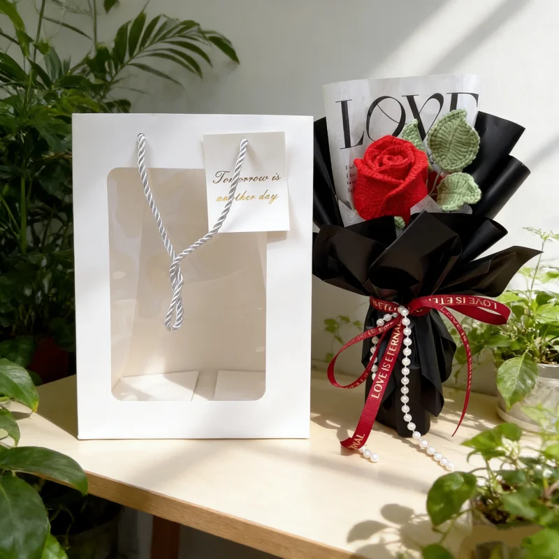 Buquê De Rosas Artificiais De Crochê Com Bolsa - Um Presente Criativo Para O Dia Dos Namorados.