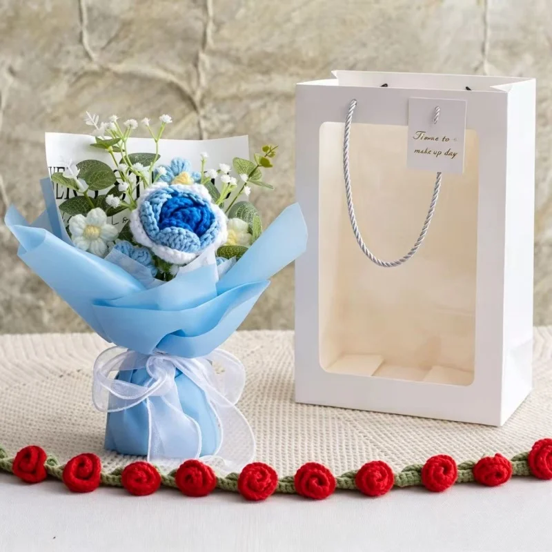 Rosas Artificiais De Crochê, Combinadas Com Um Buquê Para Bolsa, São O Presente Perfeito.