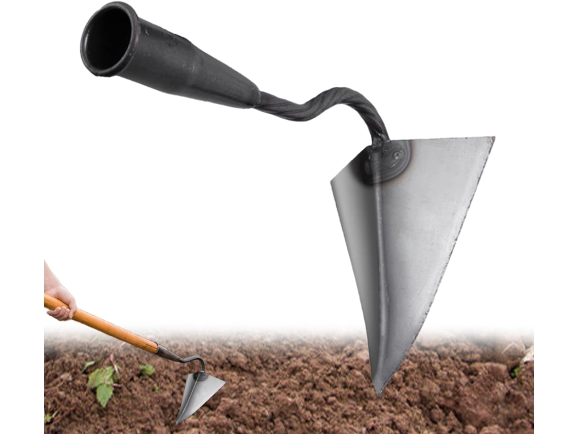 Cultivador Soltando A Terra Em Um Jardim Triangular
