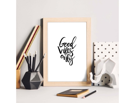 Póster NACNIC com Felizes Mensagens em Preto e Branco.