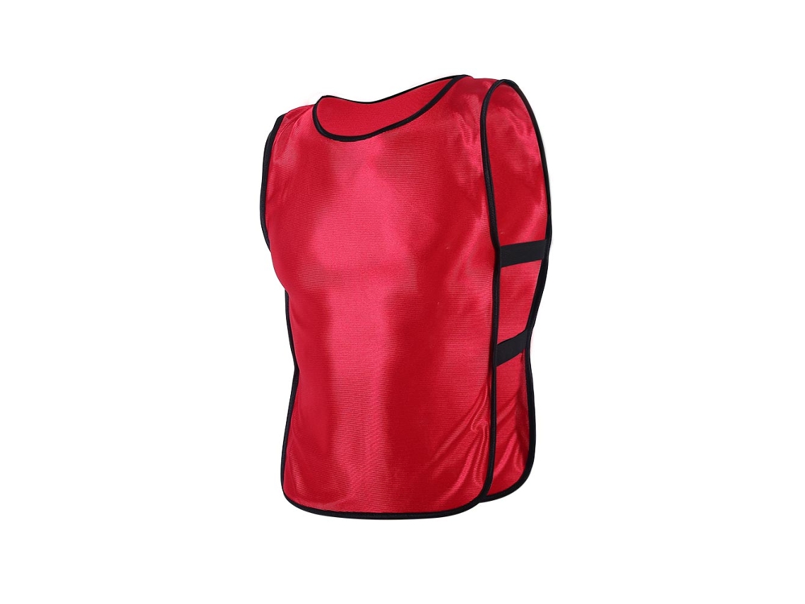 Colete esportivo vermelho infantil para treino de futebol ao ar livre.