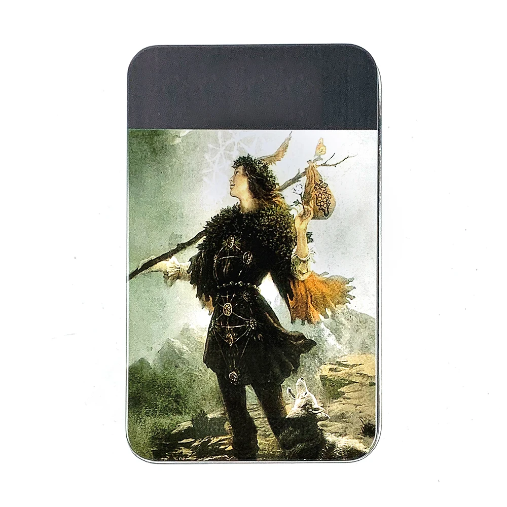 Cartas de Tarô Acondicionadas em uma Caixa de Metal com Detalhes em Folha de Ouro, e Inclui um Guia em Papel. MDUG
