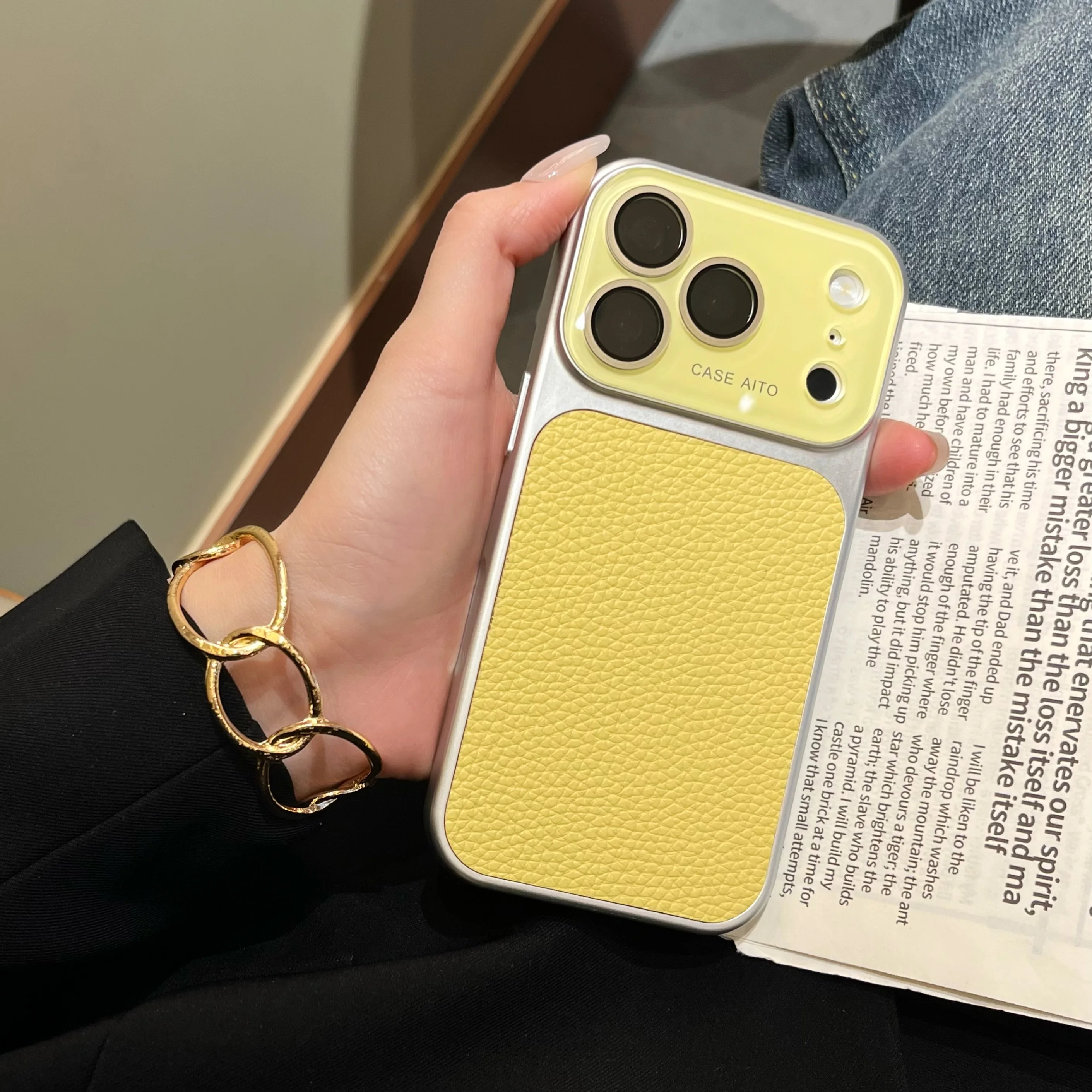 Capa Para Celular (iphone 15 Amarelo) Em Couro Puro Cor Lichia, Fosca E Resistente A Impactos.