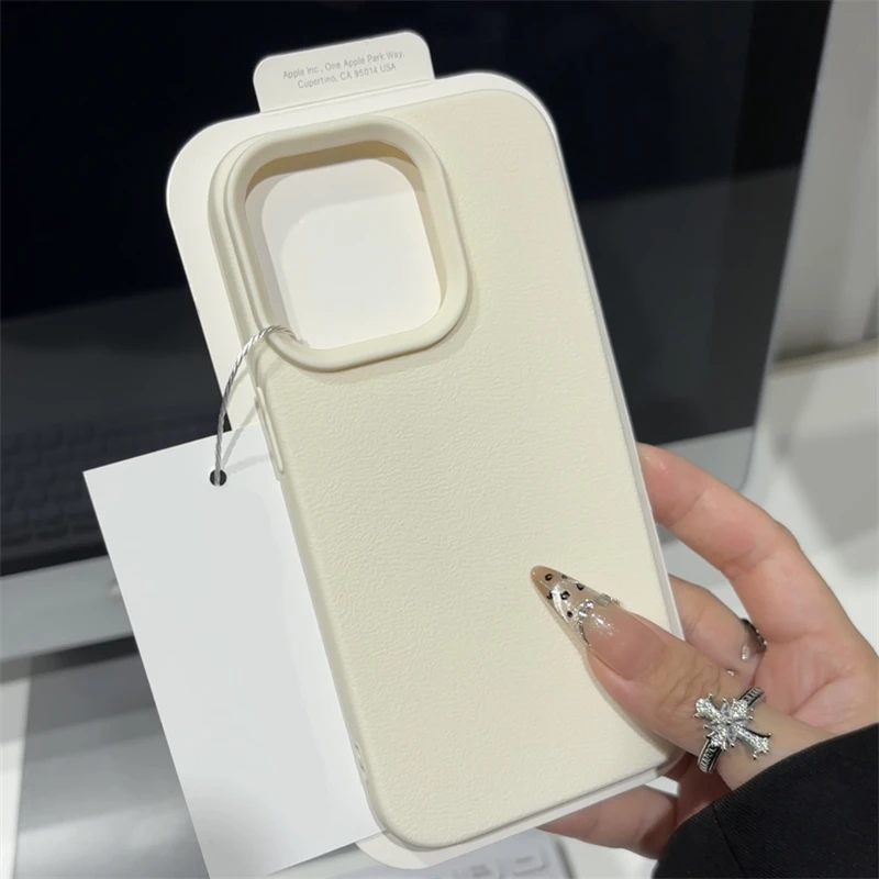 Capa Para Celular (iphone 16 Branca) Em Silicone Macio Com Textura De Couro.