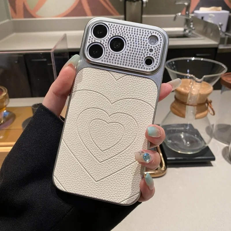 Capa Protetora Para Celular Com Câmera Cravejada De Strass Brilhantes (iphone 13 Pro Max Branco), Textura De Couro.