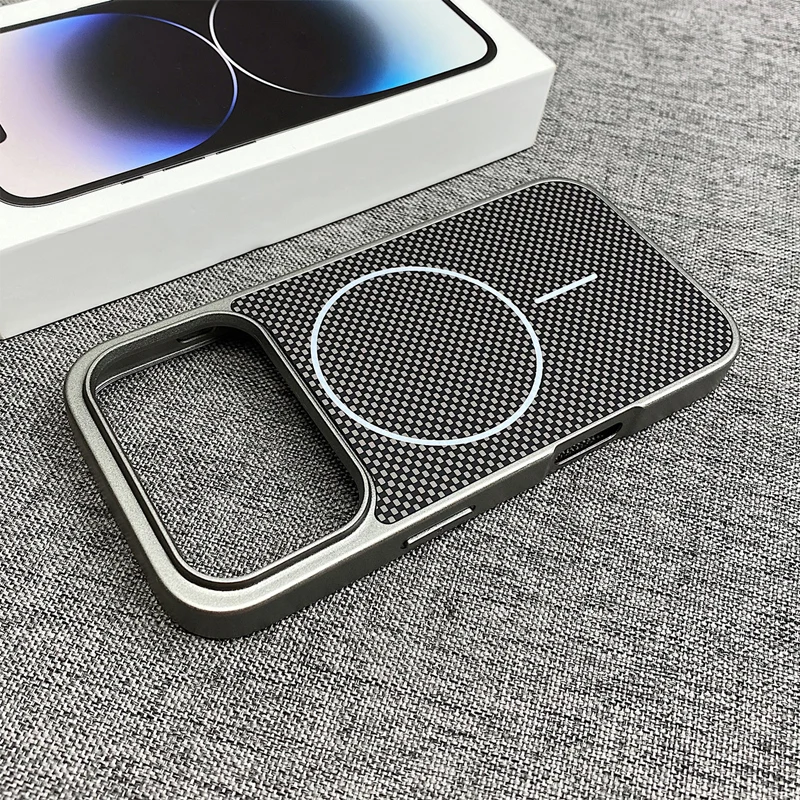 Capa Magsafe Para Iphone 14 Pro (cinza) Com Textura Luxuosa De Fibra De Carbono E Acabamento Fosco Premium.