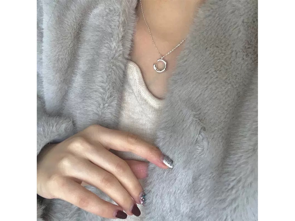 Colar com Pingente de Lua Crescente Irregular em Prata de Lei S925 e Corrente Cruzada Exclusiva em Formato de C, Moderno e Popular. MDUG (ouro Branco)